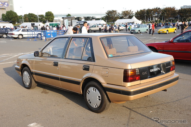 いすゞジェミニ 4ドアセダン(東京モーターフェス2018、バック to the バブル!)