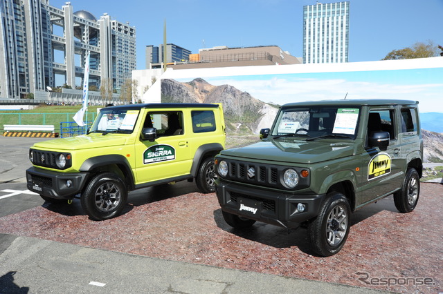 スズキ・ジムニー(向かって右)とジムニーシエラ(アウトドア車両展示、東京モーターフェス2018)