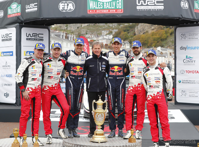 WRC英国戦、優勝はMスポーツのフォード・フィエスタを駆るオジェ(中央左)。中央はMスポーツを率いるM.ウィルソン、右はコ・ドライバーのJ.イングラシア。トヨタ勢が2-3位。