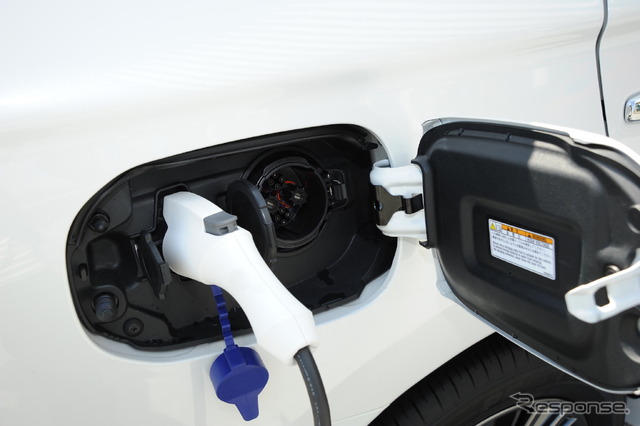 三菱アウトランダーPHEV(東京モーターフェス2018、セーフティ&エコ展示)