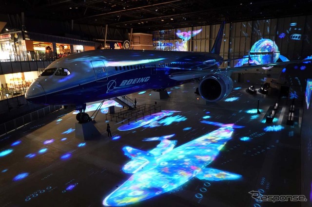 イルカが舞うシーンを展開音楽と共に展開されるショー「フライ・ウィズ・787 ドリームライナー」。