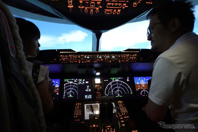 「787 Simulator」は係官が丁寧に操作を教えてくれるので子供から大人まで楽しめる。
