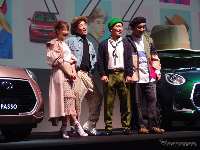 トヨタ・パッソ改良新型発表会ゲスト、向かって左から鈴木奈々とジャングルポケットの3人。