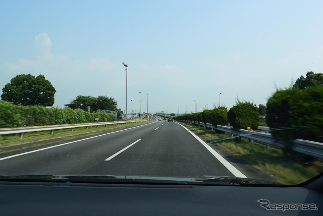 九州自動車道を走行中。高速安定性は悪くはなかった。