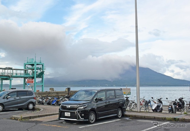 鹿児島・桜島をバックに。