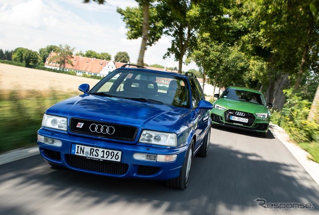 アウディ RS2(左)とアウディ RS4アバント