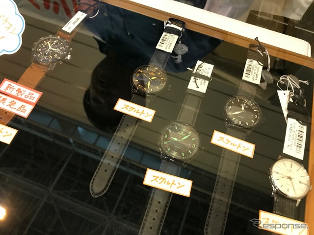 ドイツ時計の南雲時計店のブース。ブランドで人々の足が止まるような有名ブランドではないものにも魅力的な時計が多いという。