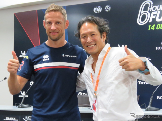 ジェンソン・バトン=左(写真は予選前日、スポーツに特化したSNSサービス「KIZUNA-絆-」のアンバサダーとして、運営元のOceans社・堀主知ロバート氏=右と会見に臨んだ際のもの)