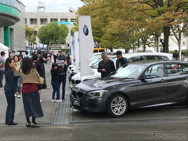 屋外スペースには魅力的な中古車が並ぶ。初日にも、かなり真剣に悩んでいる来場者の姿も見られた。