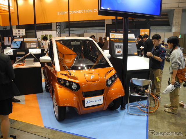 タイコエレクトロニクスジャパンが展示した超小型EV『FOMM ONE(フォムワン)』