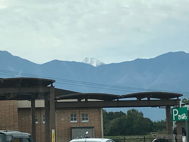 すでにアルプスの高いところは白く雪化粧に。