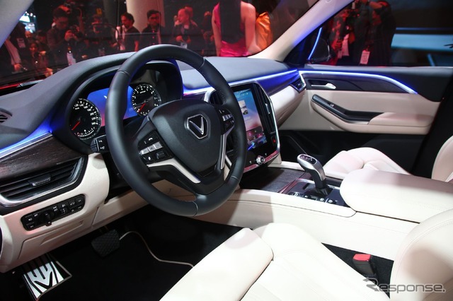 ビンファストLUX SA2.0 SUV(パリモーターショー2018)