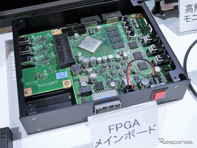 メインボード。中央のシルバーのチップがザイリンクスのZynq