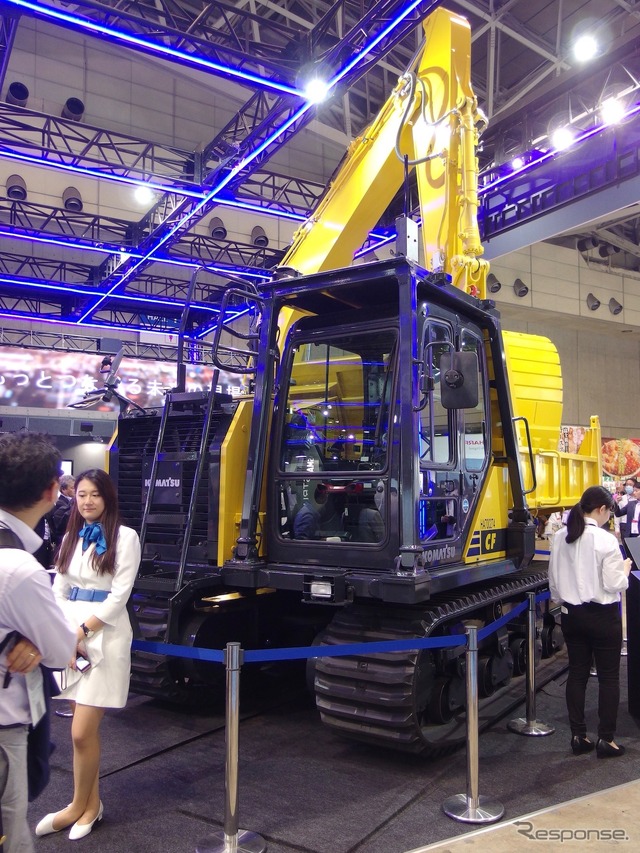 自律運転クローラダンプ（手前）（CEATEC 2018）