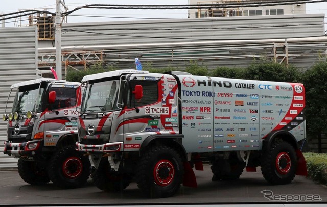 手前が新開発した2号車