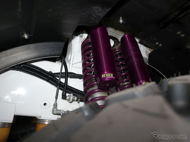 2号車のフロントダンパー:別タンクがロッドのアッパー側に取りつくタイプ