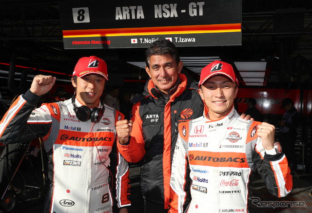 #8 NSXの(左から)伊沢、鈴木亜久里監督、野尻。