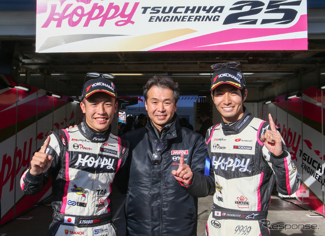 #25の(左から)坪井、土屋武士監督、松井。