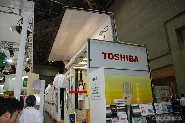 【エコプロダクツ07】エレベータ搭載の改造トラックに来場者驚嘆　東芝