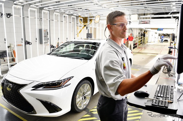 レクサス ES 新型の量産第一号車がトヨタ自動車の米国ケンタッキー州ジョージタウン工場からラインオフ