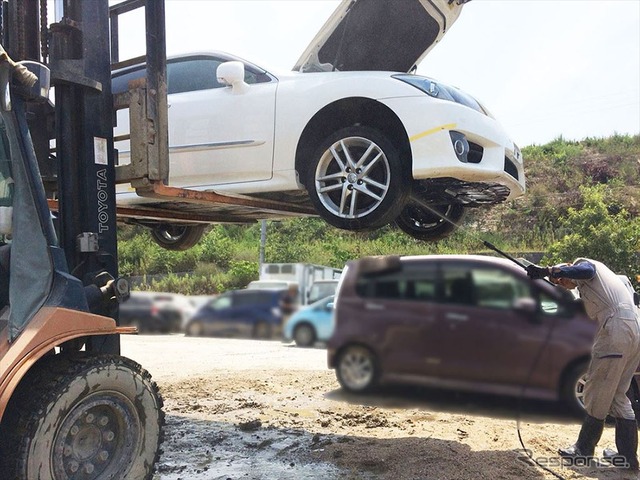 水没車内の泥や砂を洗浄