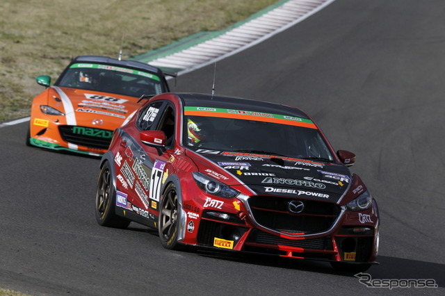 NOPROアクセラスーパー耐久参戦車(手前)と村上モータースのロードスター・スーパー耐久参戦車