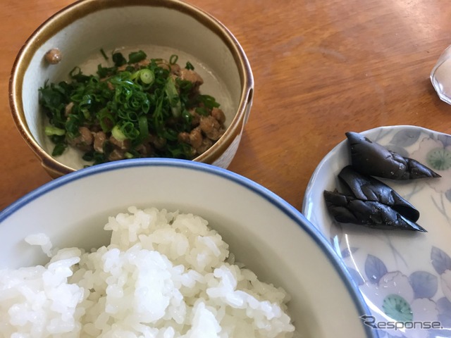 飯が余ったので納豆も追加。そんな人は周りにもちらほら。好きなものを腹いっぱい食べる。こういう食堂のいいところ。