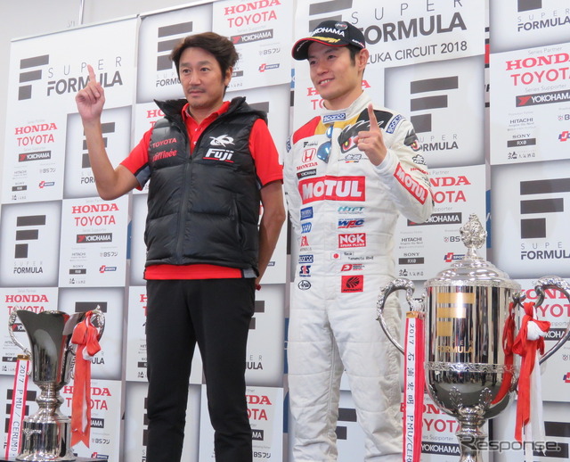 SFのチーム部門王者KONDO RACINGの近藤真彦監督(左)、SFドライバーズチャンピオンの山本尚貴(右)。