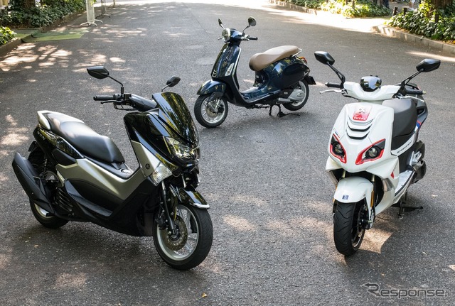 話題の125cc(原2)スクーター。左からヤマハNMAX、ベスパ プリマベーラ、プジョー スピードファイト