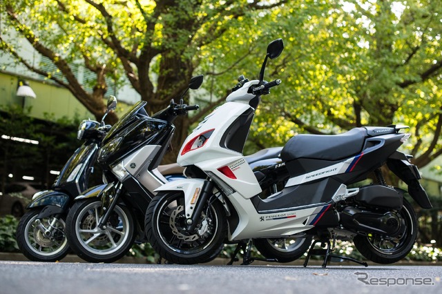 話題の125cc(原2)スクーター。手前がプジョー スピードファイト
