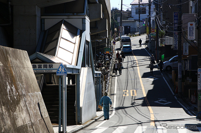 坂道の多い京急富岡駅エリアで始まった電動小型低速車実証実験