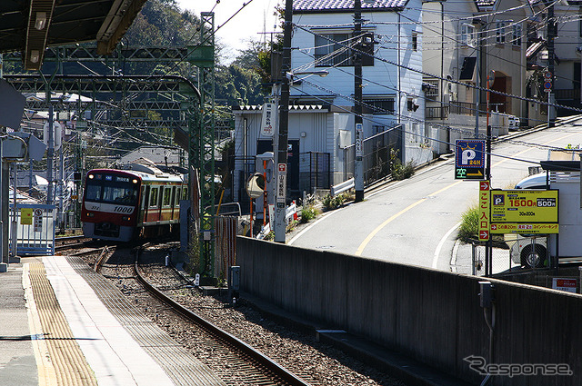 坂道の多い京急富岡駅エリアで始まった電動小型低速車実証実験