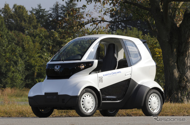 パーソナルモビリティに使用される車両はホンダの2人乗り小型EV、MC-β（写真は2013年）。