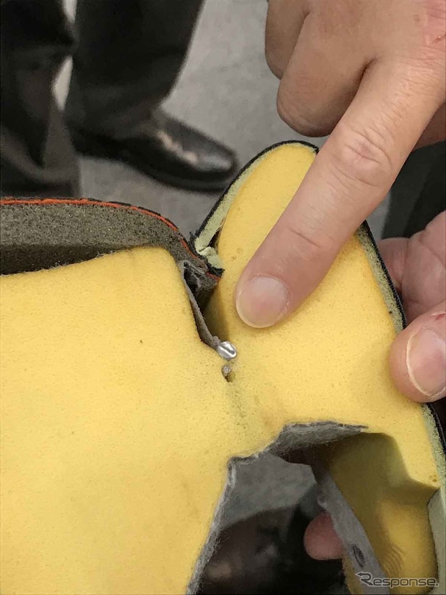 グルーアンカーの技術紹介。こちらは従来品。指さしているところに金属がある。