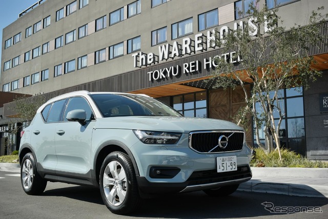 ボルボ XC40 T4 AWD MOMENTUM