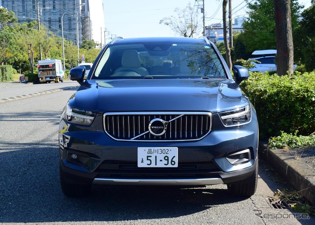 ボルボ XC40 T4 AWD INSCRIPTION