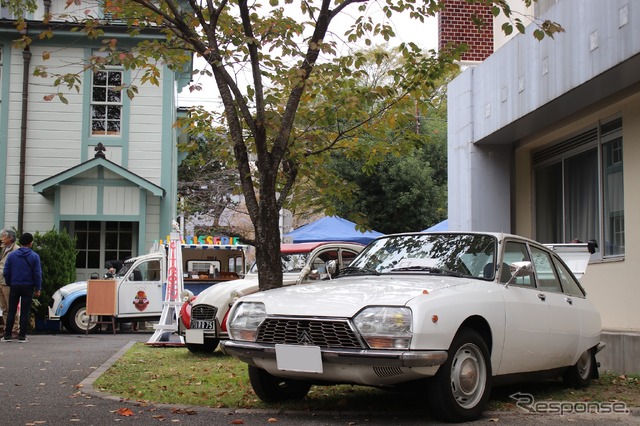 手前からシトロエンGS、2CV