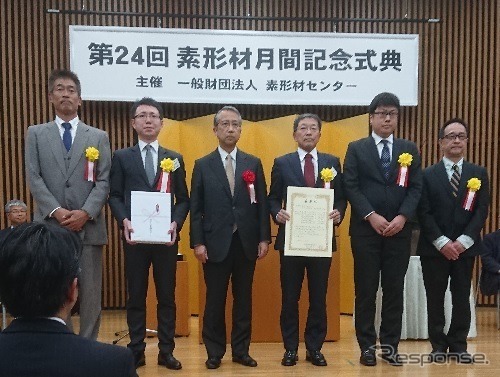 新日鉄住金 チタン・特殊ステンレス技術部商品技術第一室 川上主幹(右から3人目)、光製造部チタン管理室 立澤主査(右から2人目)
