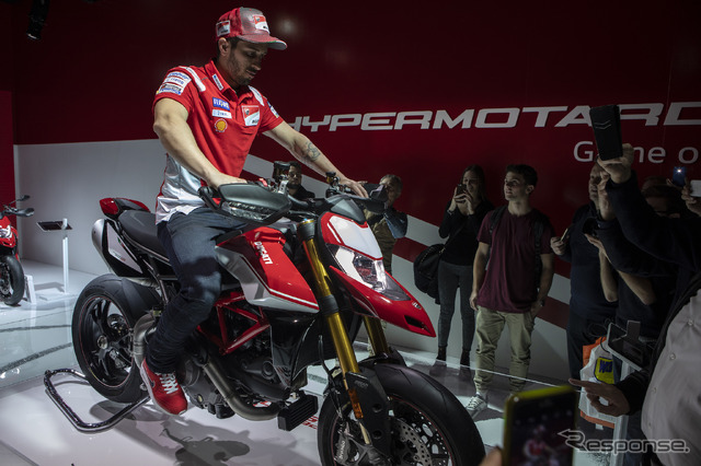 ハイパーモタードにまたがるアンドレア・ドヴィツィオーゾ(ドゥカティMotoGP)。 (c) Getty Images