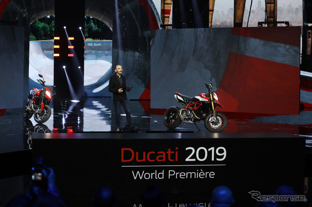 ドゥカティ・ハイパーモタード950新型とクラウディオ・ドメニカーリCEO(EICMA 2018)
