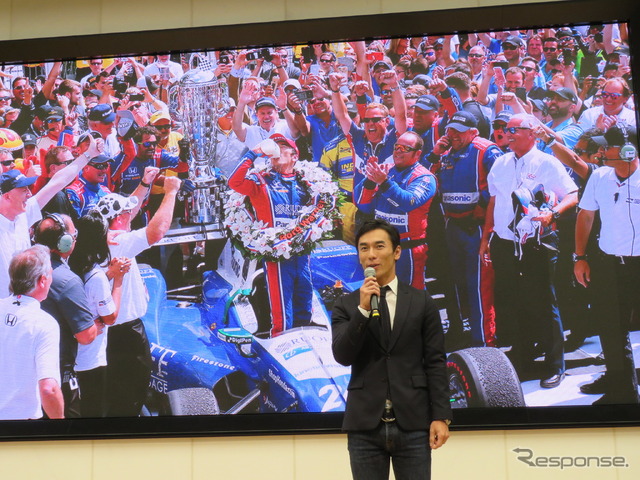 2017年インディ500優勝時の写真をバックに語る佐藤琢磨。