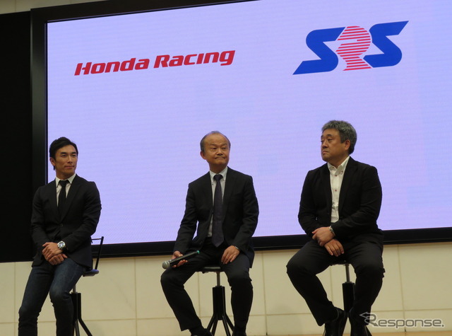 左から佐藤琢磨、モビリティランドの山下社長、ホンダの山本モータースポーツ部長。