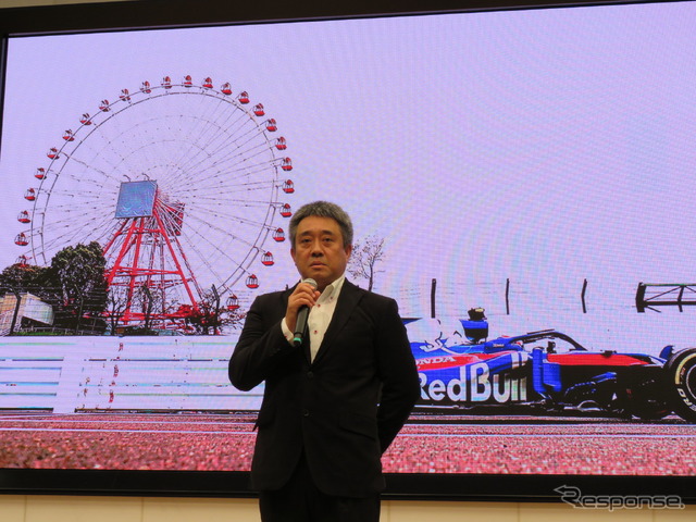 ホンダの山本モータースポーツ部長(背景はF1日本GPでのトロロッソ・ホンダ)。
