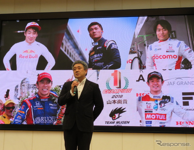 ホンダの山本モータースポーツ部長(背景はSRS出身の選手たち)。