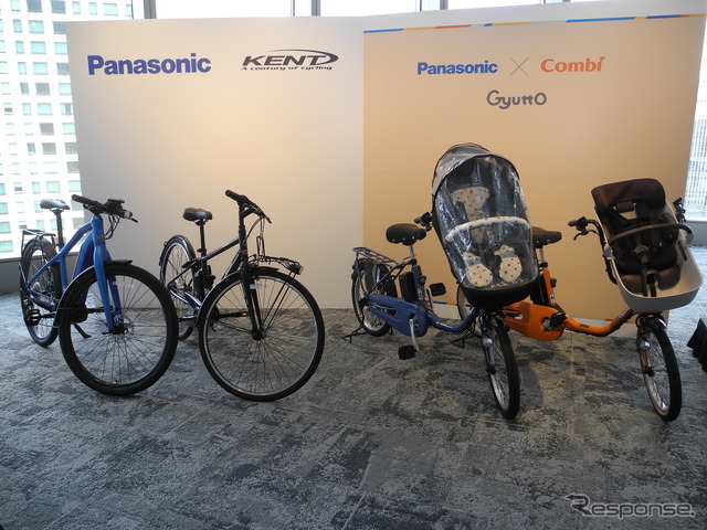 右2台がコンビと共同開発した子乗せ電動アシスト自転車、左2台がケント社に供給する予定のベース自転車