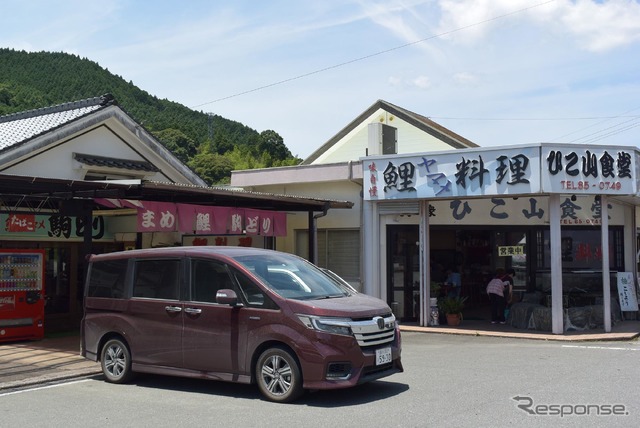 彦山駅の真正面にある鯉料理屋に立ち寄る。日田彦山線は昨年の豪雨以降、今も運休中のままだ。