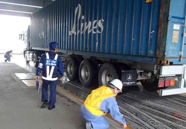 台貫による重量計測及び寸法計測風景（辰巳車両取締基地）