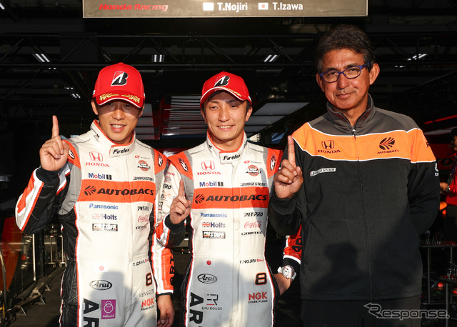 #8 NSXの(左から)伊沢、野尻、鈴木亜久里監督。