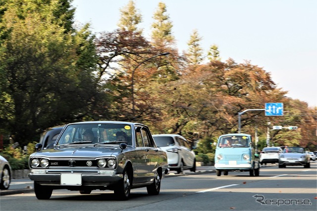 国立市の目抜き通り、大学通りをパレードする日産スカイラインGTとスバル サンバー