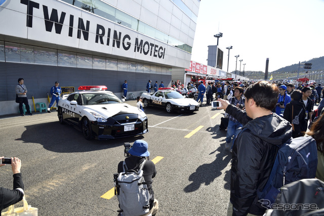 日産GT-R（向かって左）とホンダNSXのパトカー